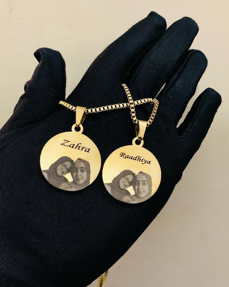 𝐄𝐧𝐠𝐫𝐚𝐯𝐞𝐝 𝐏𝐢𝐜𝐭𝐮𝐫𝐞 𝐍𝐞𝐜𝐤𝐥𝐚𝐜𝐞